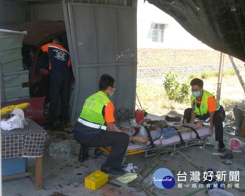 老翁疑似疲勞駕駛失控衝撞民宅,車毀人傷,民宅滿目瘡痍,經警方與民眾協力將傷者救出送醫。(記者陳昭宗拍攝)