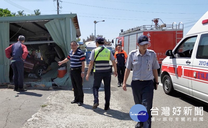 老翁疑似疲勞駕駛失控衝撞民宅，車毀人傷，民宅滿目瘡痍，經警方與民眾協力將傷者救出送醫。（記者陳昭宗拍攝）