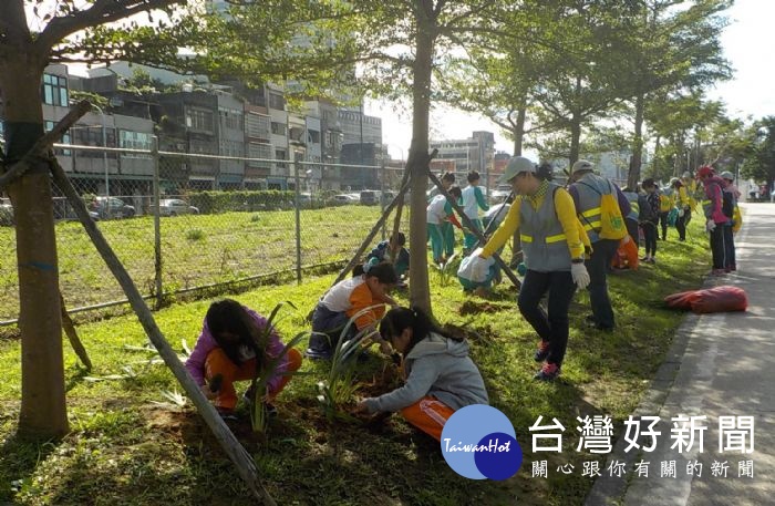 老街溪水環境巡守隊與六十位興國國小的學童一起認養河岸