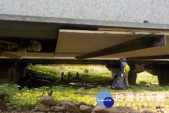 水環境巡守隊打掃清理橋下環境