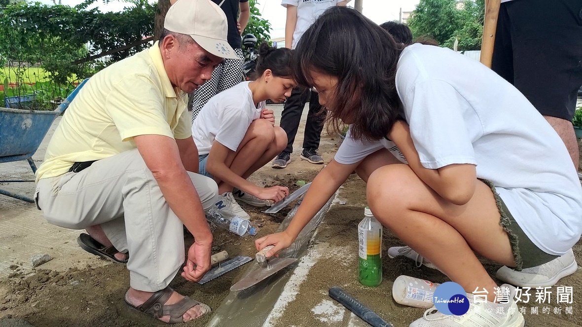 中原師生與社區民眾共同整地、鋪磚，讓宗祠前的茄苳樹重現威風樣貌