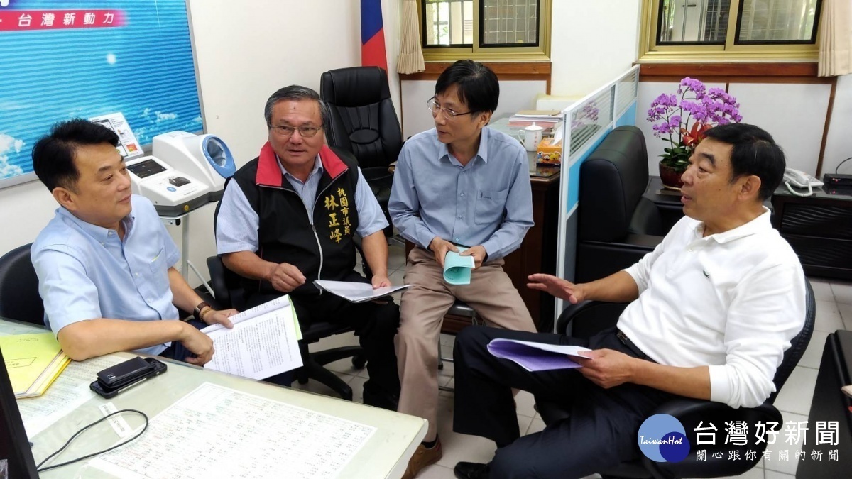 國民黨桃園市議員魯明哲、林正峰、詹江村、李家興(從左至右)表示,他們認同支持降價,但有關桃園機場捷運有盈餘之事,就是明顯的選舉操作。