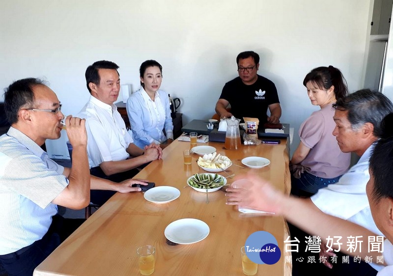 雲林縣警察局長黃勢清為深入了解縣內治安、交通工作,積極拜會地方民代及仕紳,探詢轄區民意取得基礎後盾。(記者陳昭宗拍攝)