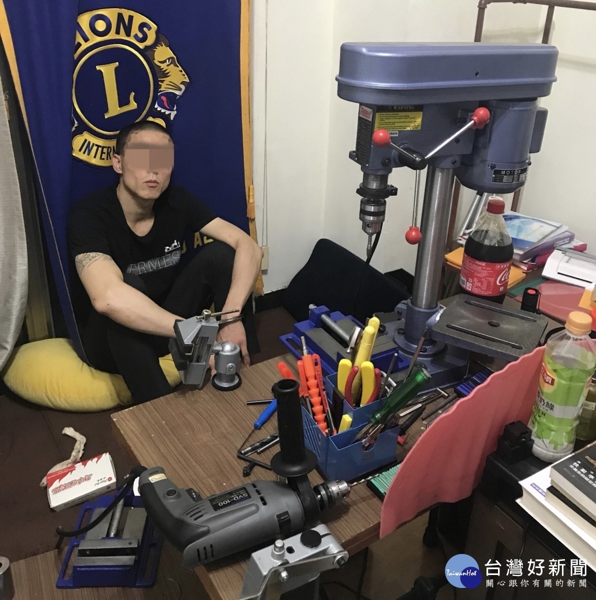 員警緝獲黃嫌後,並在屋內觸手可即處發現改造槍枝2把、安非他命與鑽床等改造槍枝工具一批。