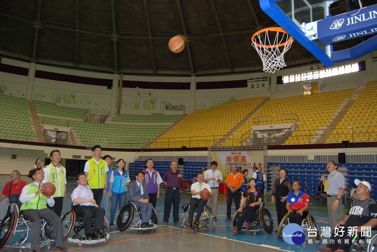 彰化市長邱建富(左2坐輪椅者)體驗肢體傷殘者坐在輪椅上投籃球。