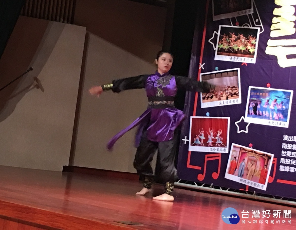 世雯民族舞蹈團表演舞武展雄風。(記者扶小萍攝)