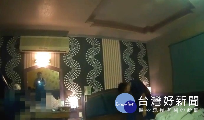 警方在床底下,總計查獲安非他命吸食器3組、安非他命毒品3包、搖頭丸7顆(總毛重2.93公克)、愷他命毒品1包。