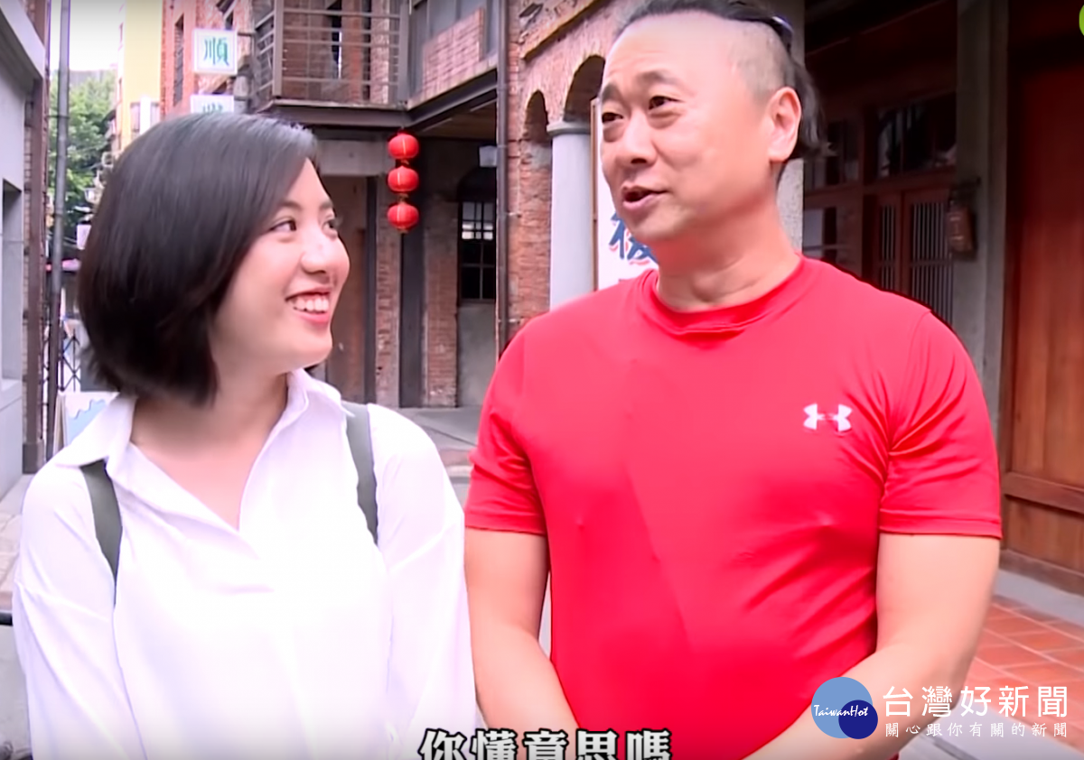 台北市長柯文哲與藝人邰智源合作拍攝網路節目「一日幕僚」影片,捧紅幕僚「學姐」黃瀞瑩,至今點閱已突破900萬。(圖/翻攝YOUTUBE)