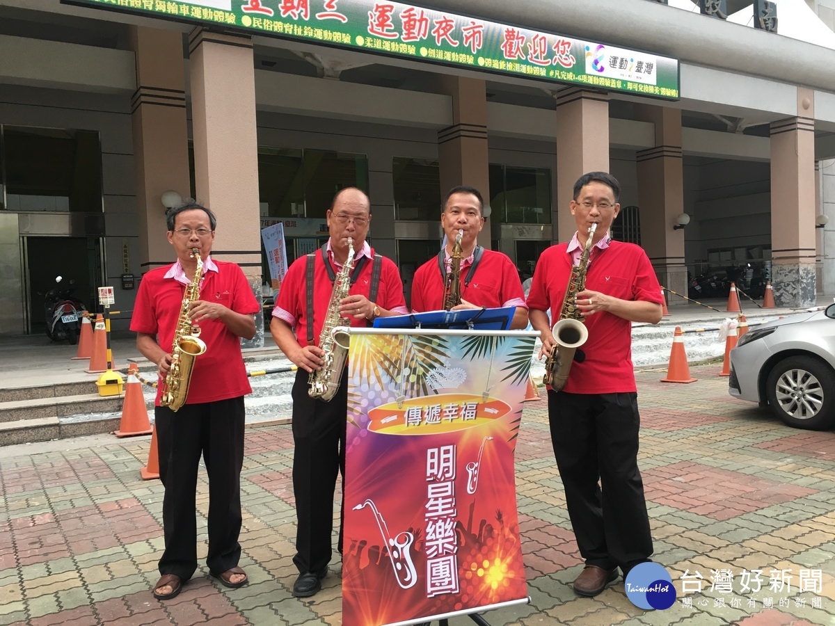 明星樂團薩克斯風演奏浪漫樂曲。(記者扶小萍攝)