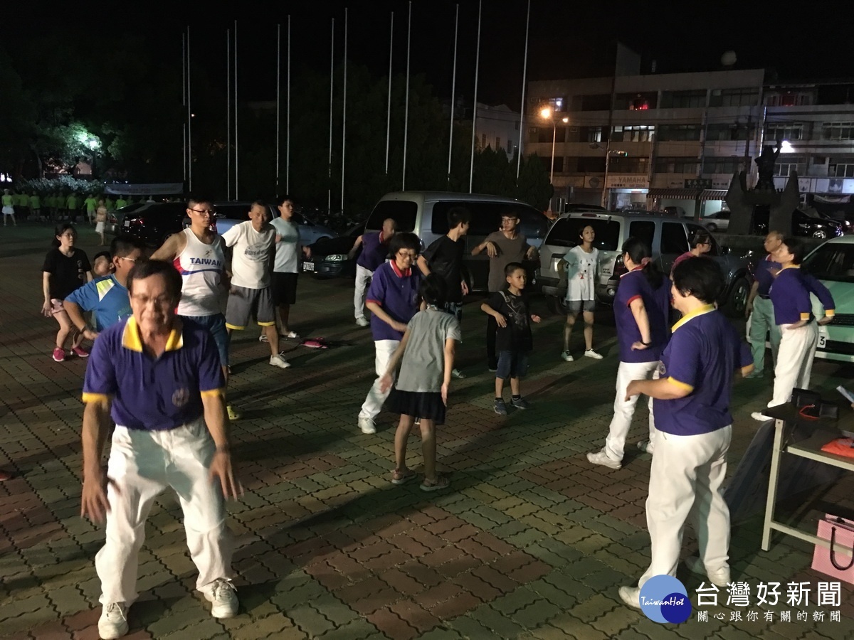 不少民眾對生物能醫學氣功感興趣。(記者扶小萍攝)