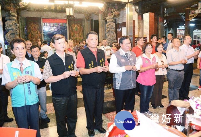 桃園市長鄭文燦前往壽山巖觀音寺，出席閩南文化節之「半年轉運 逗陣祈福」晚會。