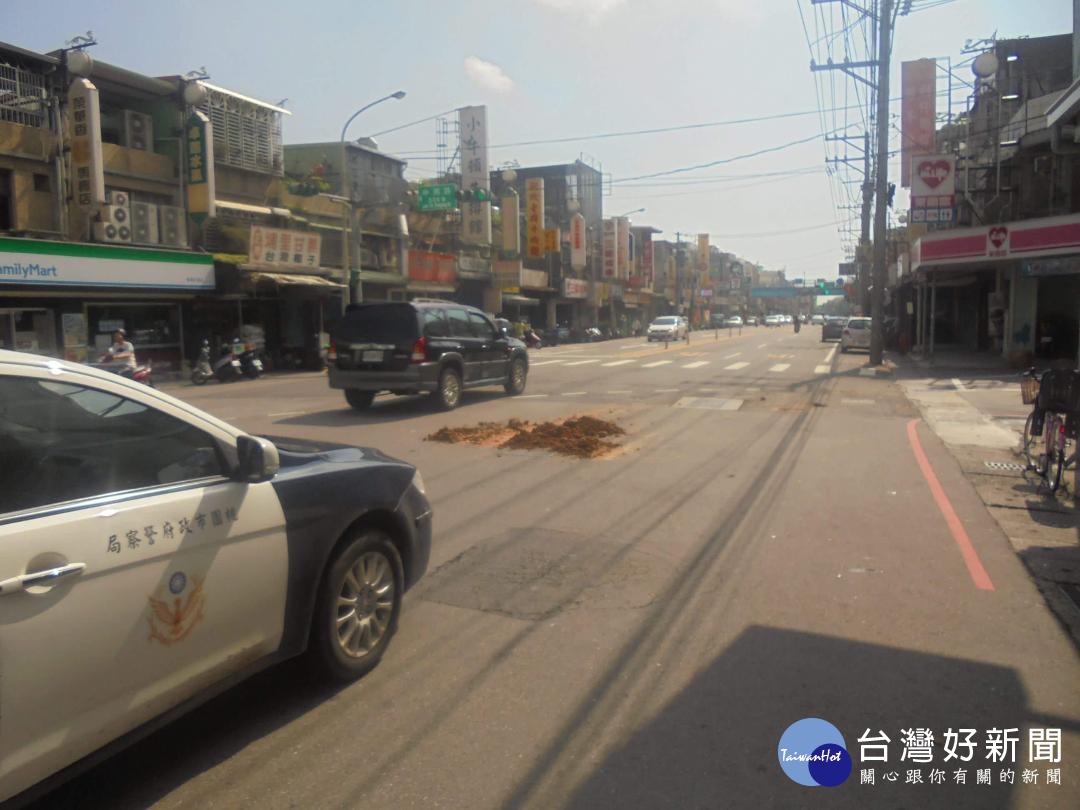 土石掉落在道路上，龍潭警分局員警為維護用路人安全，隨即在現場交通管制，即時清理路面。