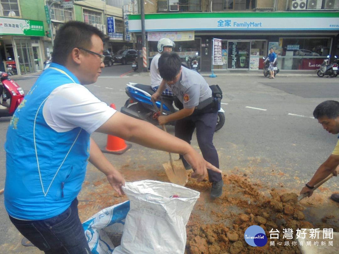 土石掉落在道路上，龍潭警分局員警為維護用路人安全，隨即在現場交通管制，即時清理路面。