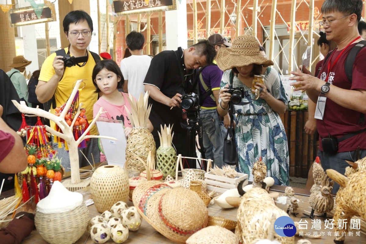 民眾參觀竹編工藝品。