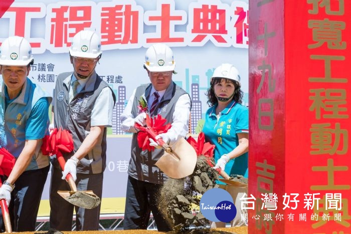 桃園市長鄭文燦,出席「中壢區文化路130巷道路拓寬工程動土典禮」。