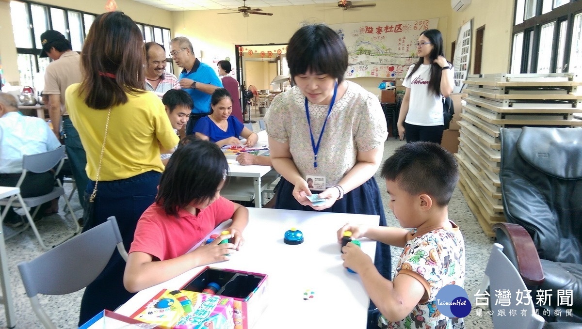 集集鎮公所舉辦「有集有益-桌遊益智活動」,小朋友陪同參與,玩起桌遊也好開心。〈記者吳素珍攝〉