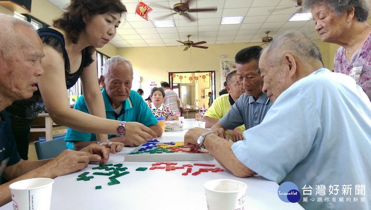 在專人輔導下,阿公阿嬤學會益智桌遊。〈記者吳素珍攝〉
