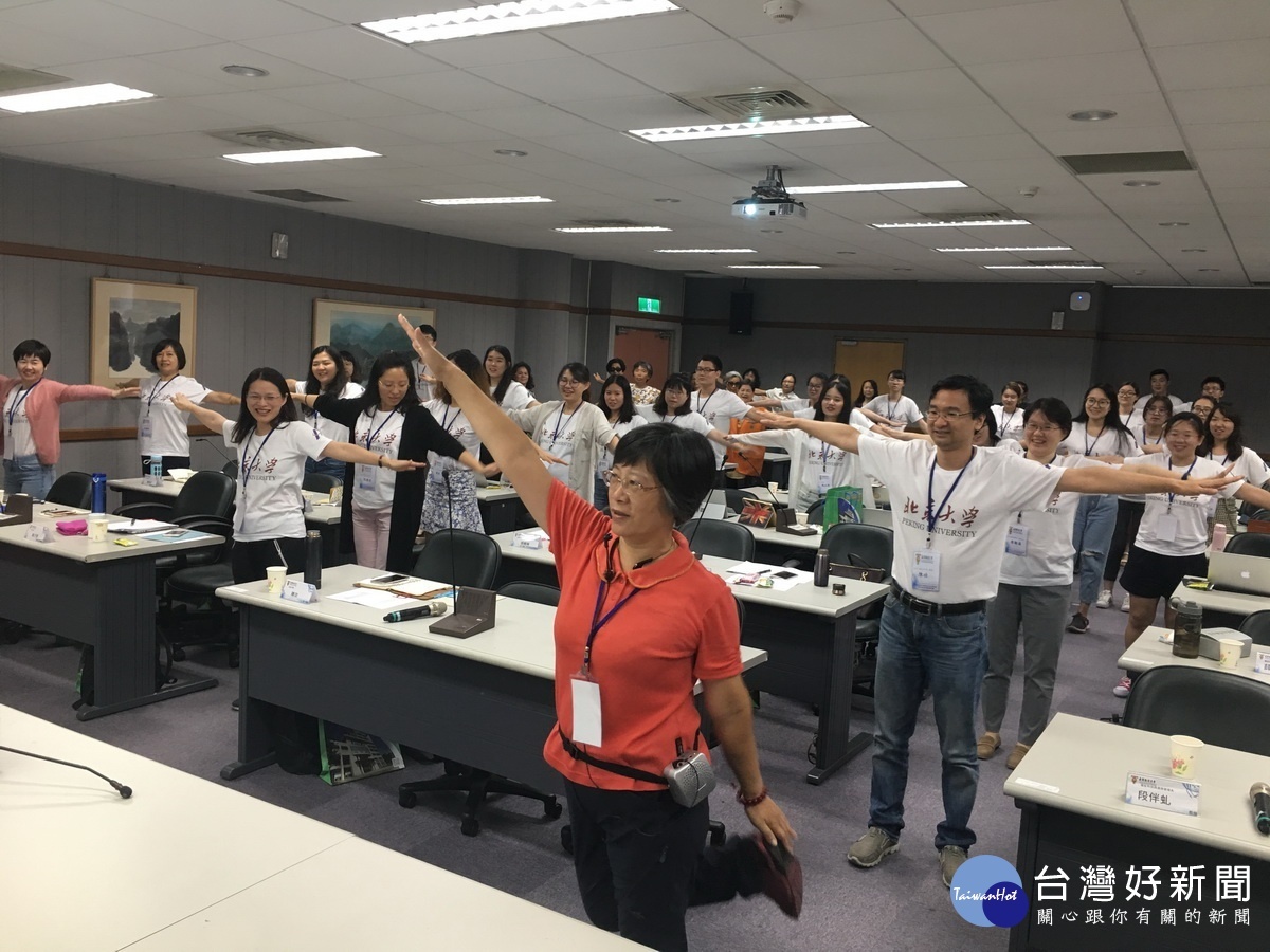 薛素霞老師教大家動手動腳多運動防失智。(記者扶小萍攝)