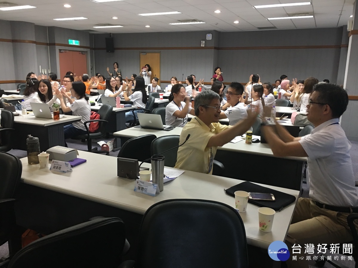 「你很高興你就拍拍手」讓大家動起來。(記者扶小萍攝)