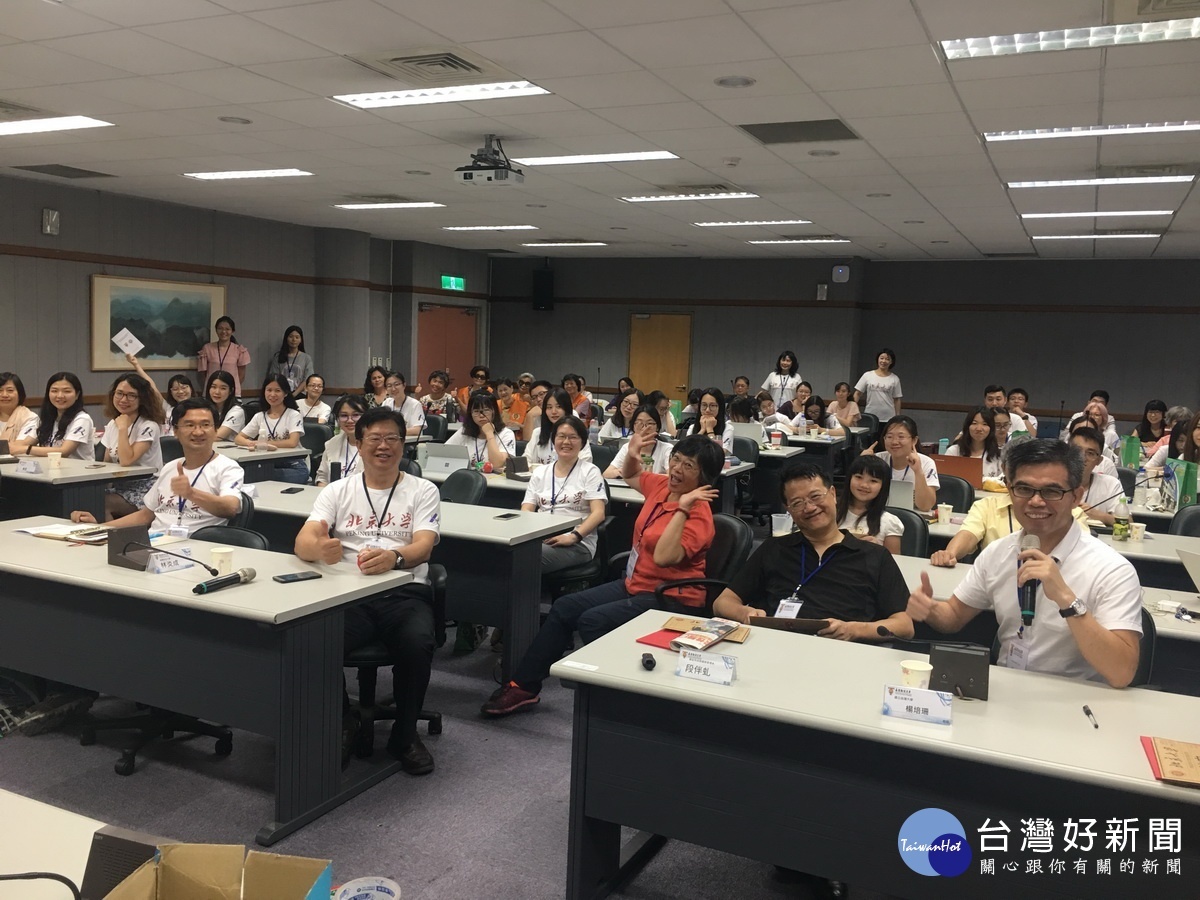同學們開心迎接參訪課程。(記者扶小萍攝)