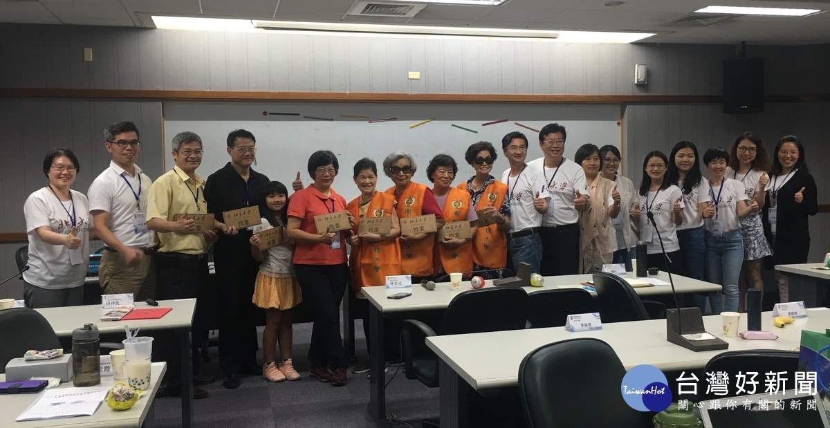北京大學致送南開老師及志工紀念禮物。(記者扶小萍攝)