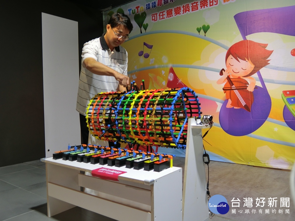 「棒棒轉積木」發明人林芳毅介紹音樂積木遊具。(圖/記者王丰禾攝)