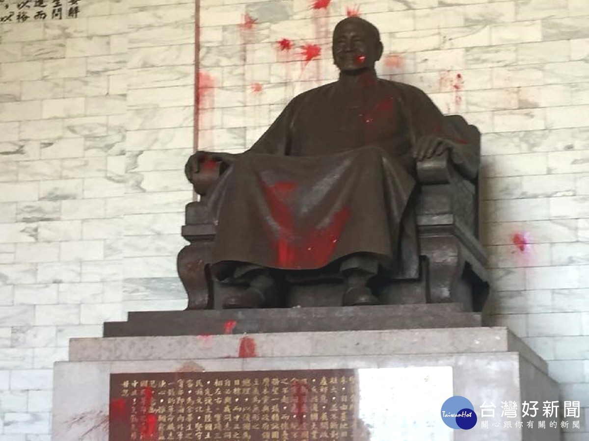 中正紀念堂蔣介石銅像遭潑撒紅漆。(圖/翻攝自FETN蠻番島嶼社臉書)