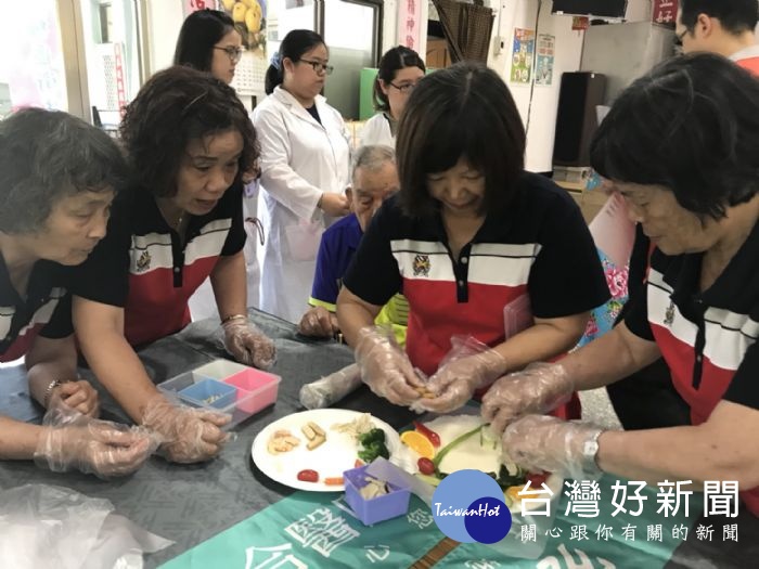 透過輕鬆的包潤餅競賽，展現社區長者對健康營養知識學習的成效。