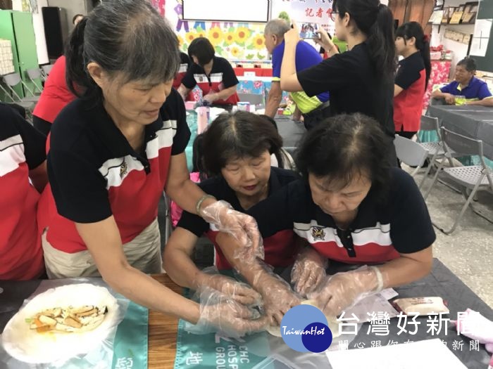 透過輕鬆的包潤餅競賽，展現社區長者對健康營養知識學習的成效。