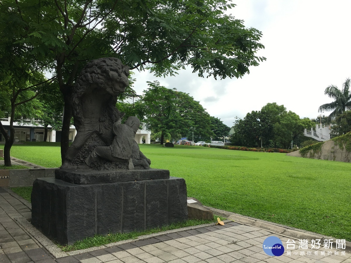 工藝文化園區草坪非常美麗。(記者扶小萍攝)