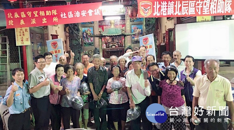 北港警方結合社區守望相助隊辦理治安座談,除宣達防毒打詐及交通安全與暑期青春專案,亦呼籲關懷身邊弱勢族群。(記者陳昭宗拍攝)