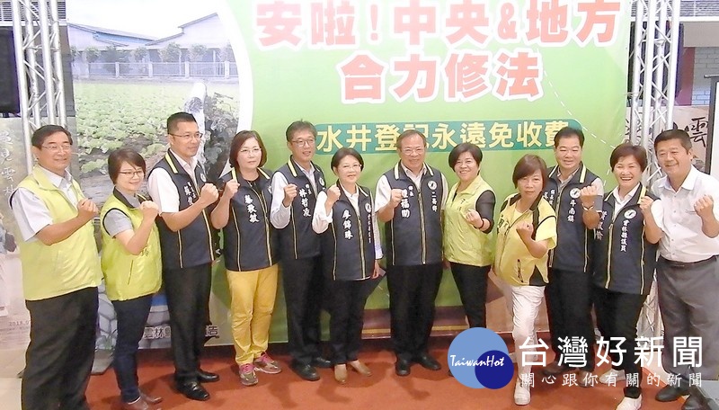 縣長李進勇率黨籍參選人鄭重向鄉親說明,為爭取農民權益,落實農業水權正義,已獲中央支持修法,造福全國農民。(記者陳昭宗拍攝)