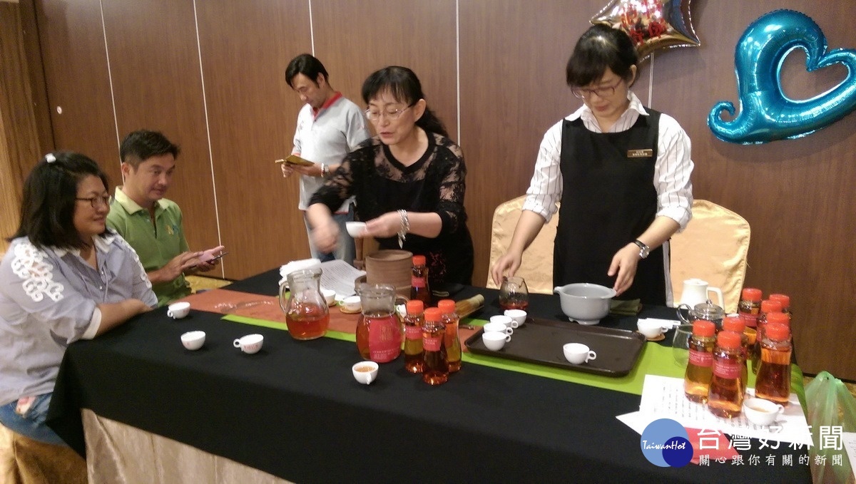 現場有日月潭東峰紅茶莊園提供茶席品茗。〈記者吳素珍攝〉