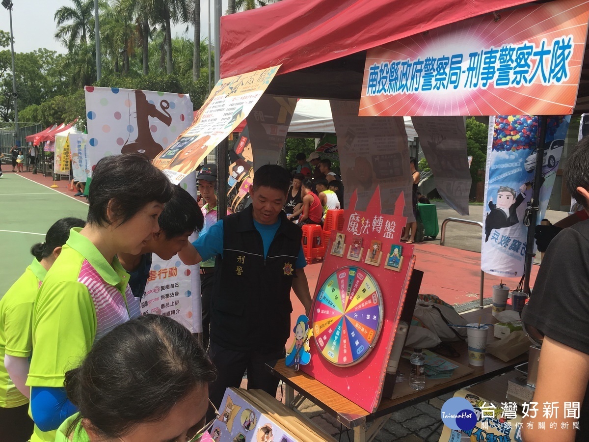 警察局少年隊刑警隊婦幼隊等都出動設闖關宣導攤位。(記者扶小萍攝)