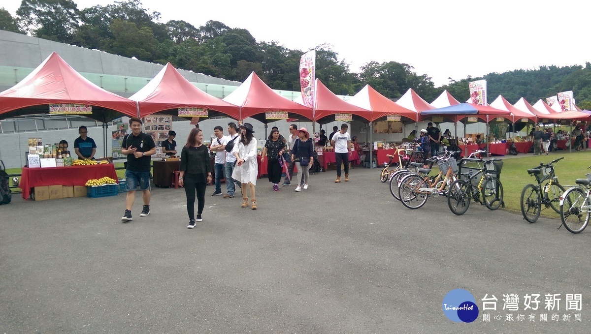 在日月潭向山遊客中心的南投縣農特產品展售攤位。〈記者吳素珍攝〉