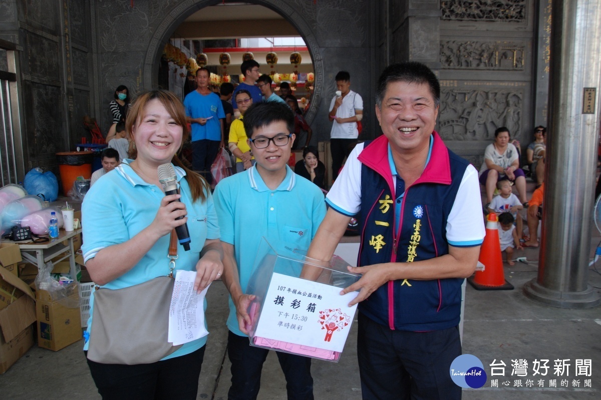 西港慶安宮總幹事方一峰(右一)為捐血著摸彩。(圖/記者黃芳祿攝)