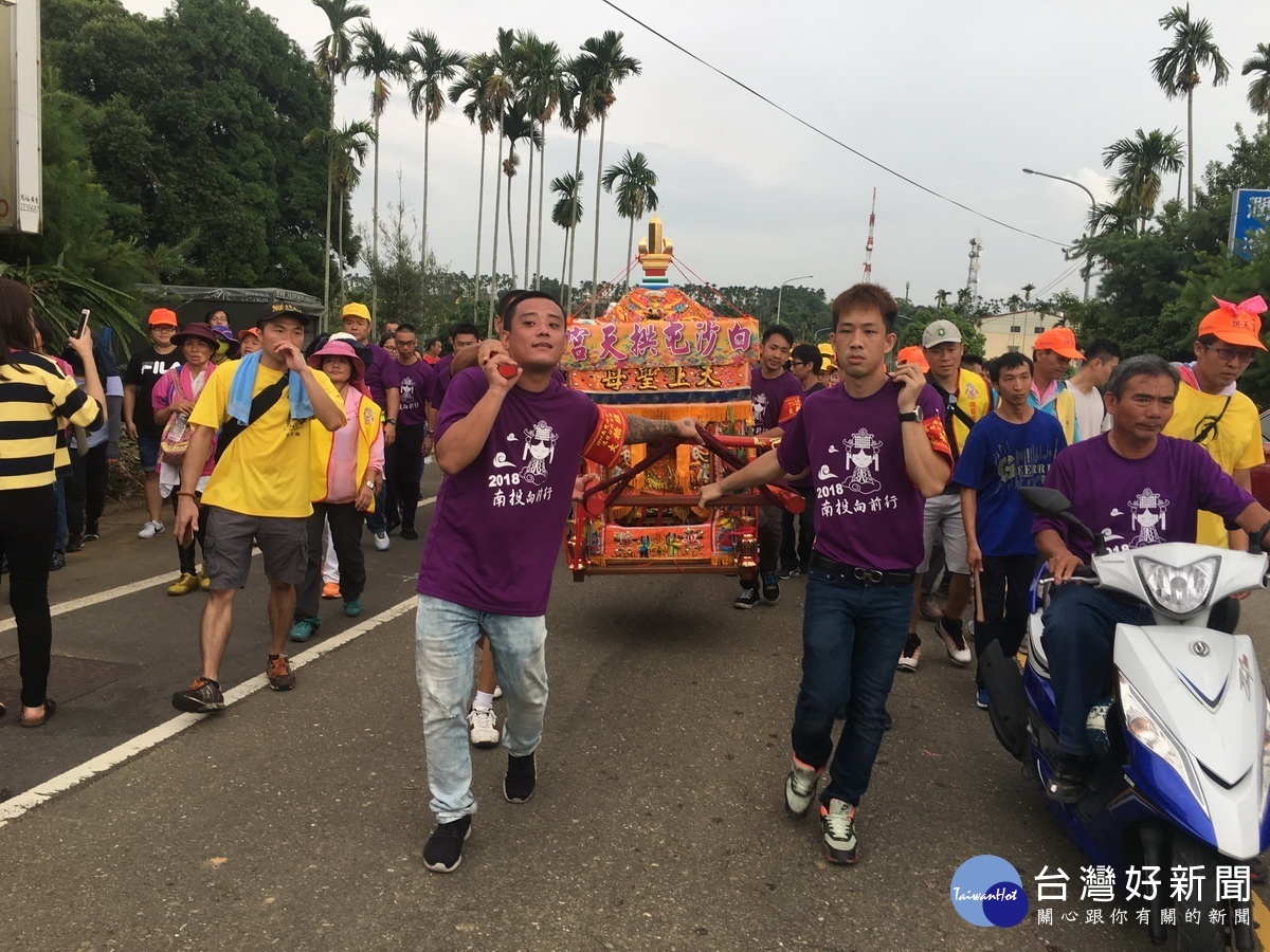 白沙屯媽祖鑾駕在南投市八卦山四里贊境祈福( 記者扶小萍攝)
