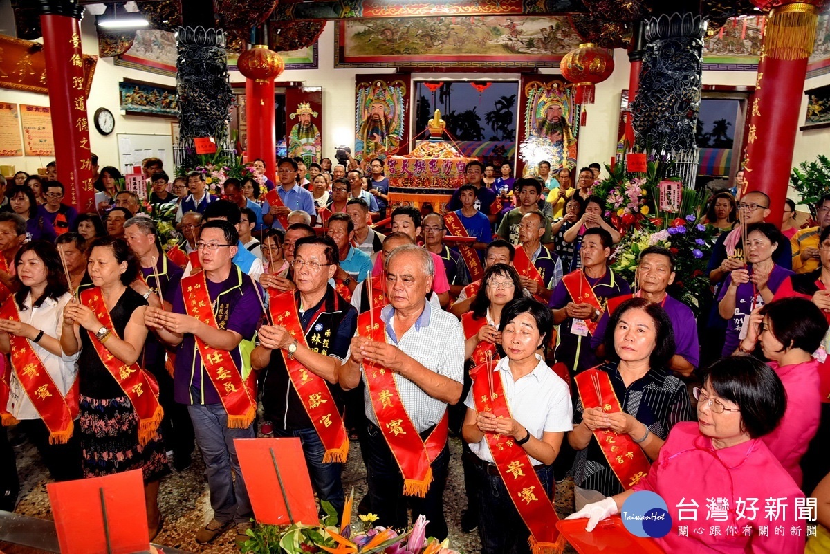 林縣長宋市長及民代晚間於受命宮上香祈福。