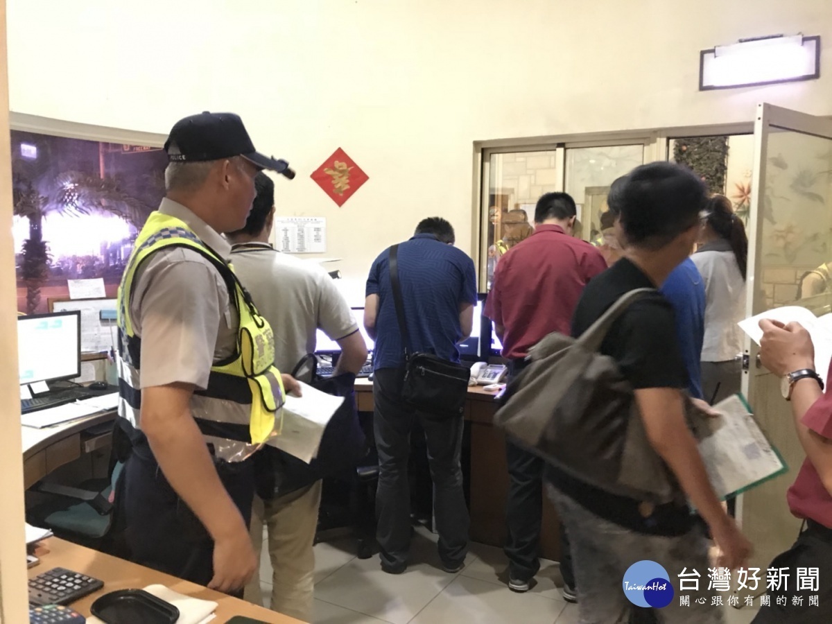 龜山分局結合市府聯合稽查小組執行專案封城掃蕩勤務,針對針對青少年易聚集滋事場所執行安居掃毒計畫。