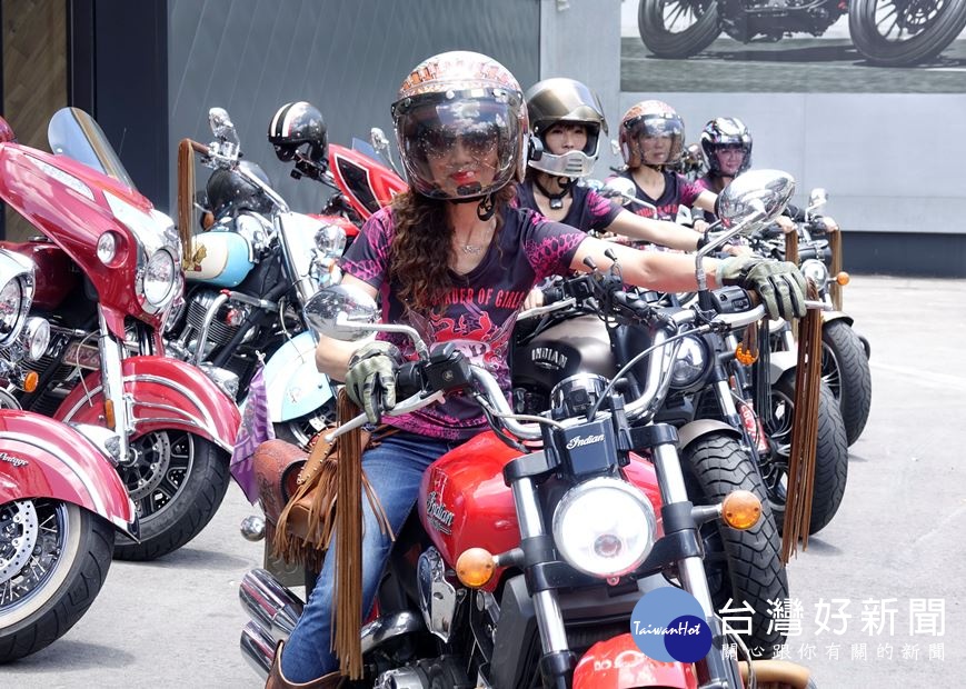 「女十字軍」女子重機車隊，由隊長楊雅惠領軍，成員一共有十二人。