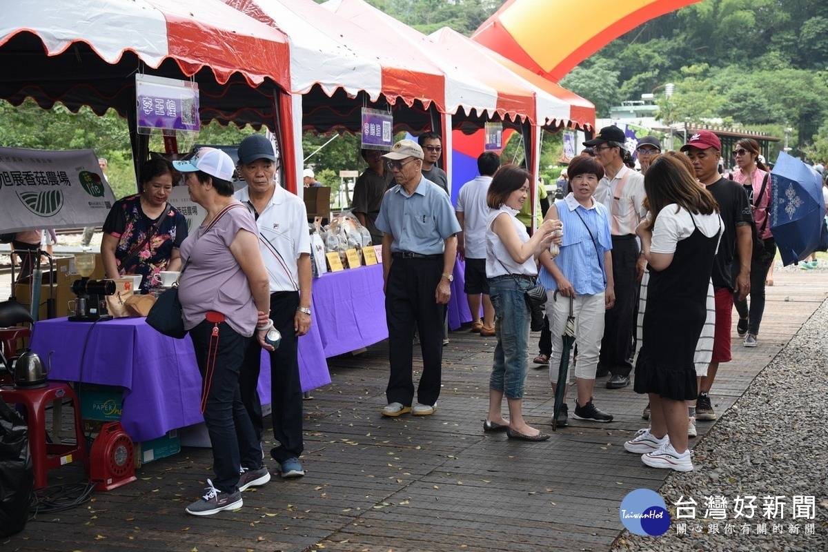 設青年農民展售攤位行銷農特產。〈記者吳素珍攝〉