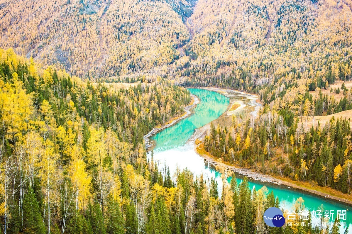 喀納斯湖:新疆喀納斯被旅遊網站評選為中國必去賞楓景點第一名,而喀納斯湖更有中國第一湖泊的美稱。(圖/喜鴻假期提供)