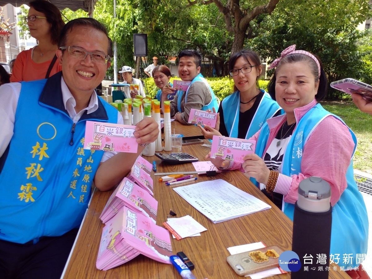 三崇宮奉祀天地水三官 與藍天共同捐米行善(藍天志工協助捐米)