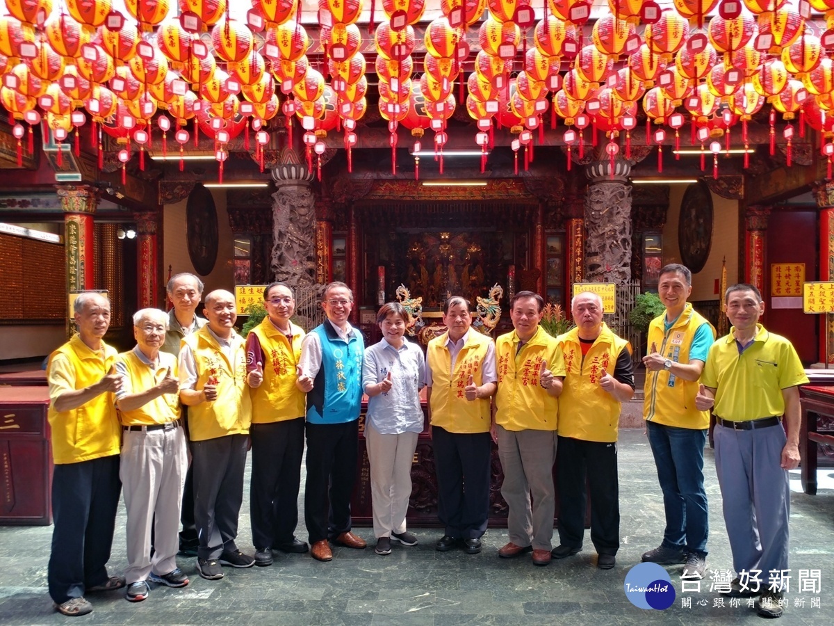 三崇宮奉祀天地水三官 與藍天共同捐米行善