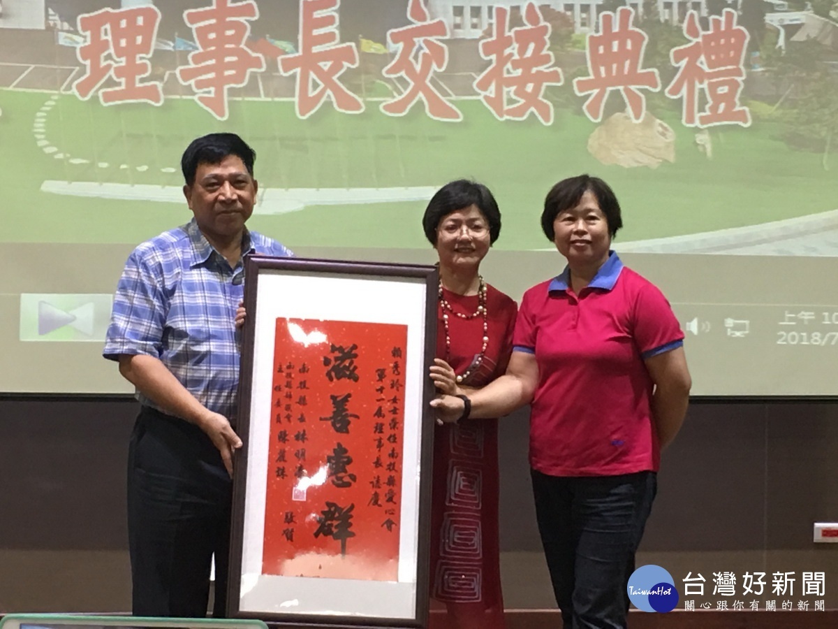 陳副縣長及婦聯會主委陳麗珠贈匾祝賀。(記者扶小萍攝)