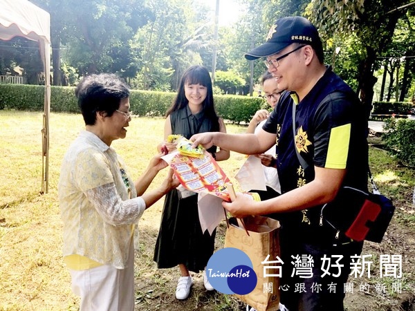 虎尾警方結合環保局「珍愛雲林、守護地球」活動,宣導青春專案及反詐騙、反毒、反性剝削等犯罪預防資訊。(記者陳昭宗拍攝)