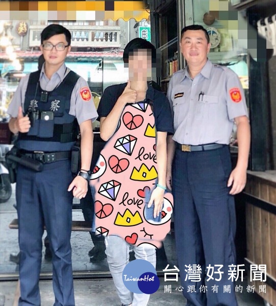 女子疑似心情不佳借酒澆愁,酒後於北港大橋徘徊並蹲坐在橋墩上,險象環生,警方溫馨關懷將她勸離,平安送返家中。(記者陳昭宗拍攝)