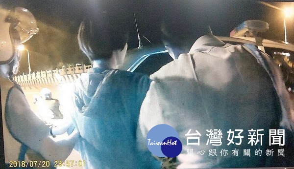 女子疑似心情不佳借酒澆愁,酒後於北港大橋徘徊並蹲坐在橋墩上,險象環生,警方溫馨關懷將她勸離,平安送返家中。(記者陳昭宗拍攝)
