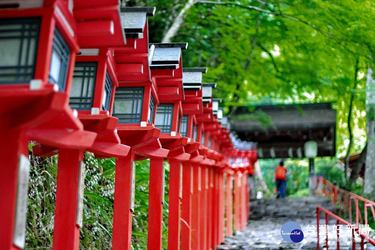 貴船神社春天有櫻景、秋天可賞楓、冬天則是一片白雪皚皚的雪景，是許多旅客指明前往的朝聖地，尤其是這條階梯幾乎能在所有的京都觀光書裡見到。（圖／喜鴻假期提供）