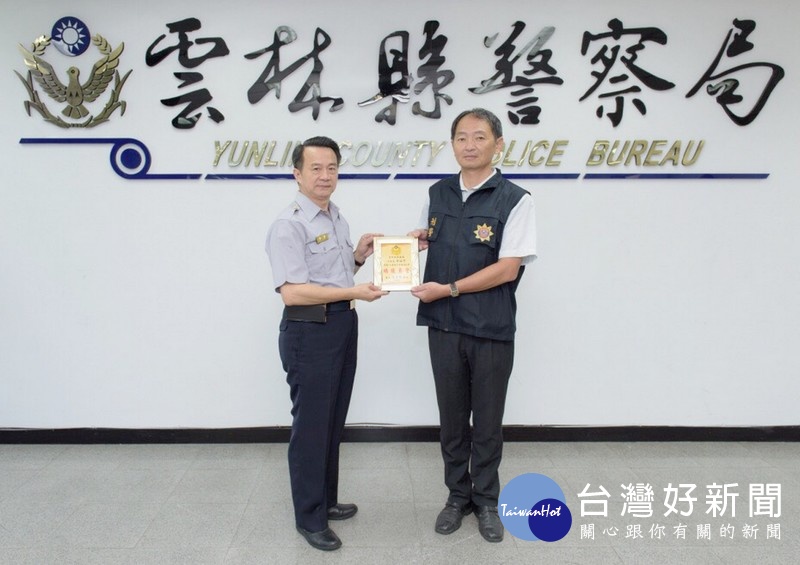 雲林縣警局局長黃勢清表揚長期深耕青少年服務工作的少年警察隊小隊長邱裕然,及協助警局提升藝文空間佈展的書畫家們。(記者陳昭宗拍攝)